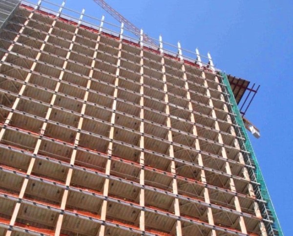 L’edificio dopo l’intervento strip out e lo smontaggio delle facciate.Completamente scheletrizzato