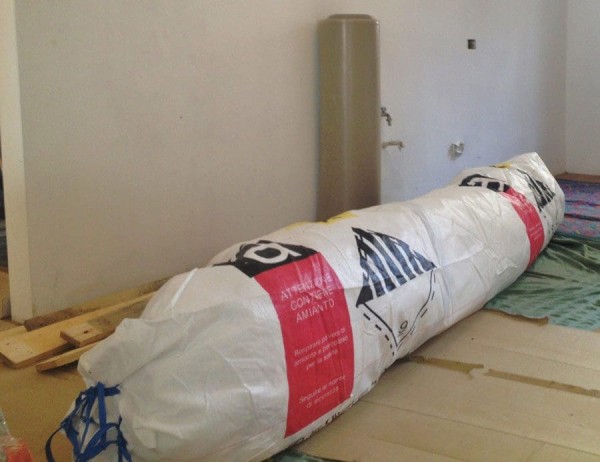 Tubi in amianto sigillati a norma di legge pronti al conferimento in discarica