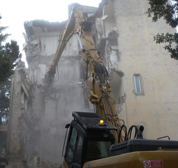 abbattimento edificio pubblico
