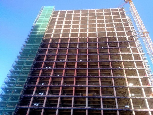 L’edificio dopo l’intervento strip out e lo smontaggio delle facciate.Completamente scheletrizzato