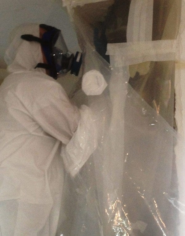 Fasi di bonifica e rimozione tubazioni in amianto con metodo glove bag