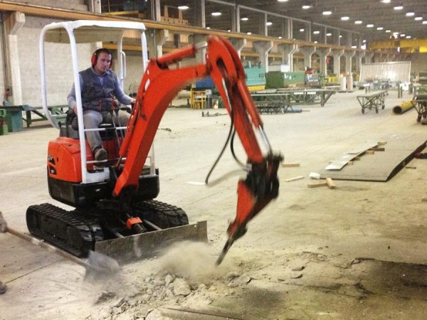 DEMOLIZIONE DEI BASAMENTI DI APPOGGIO DEI MACCHINARI