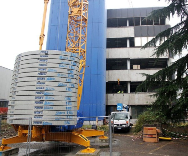 DEMOLIZIONE FACCIATA IN ALLUMINIO E CALCESTRUZZO