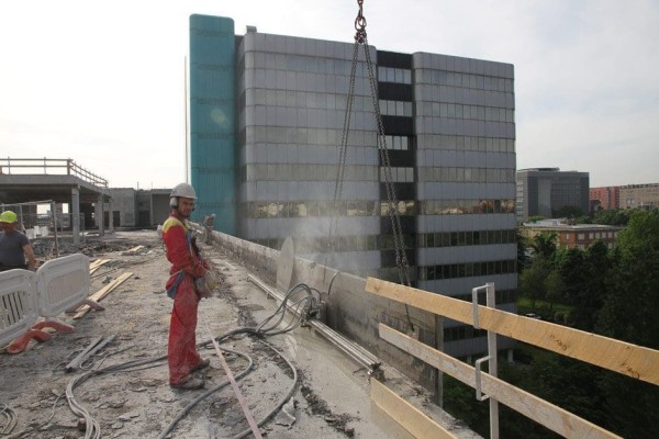 demolizione controllata facciata