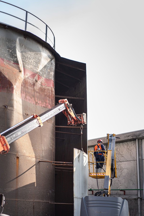 Demolizione di un serbatoio di accumulo per impianto antincendio a Settala Demolizione di un serbatoio di accumulo per impianto antincendio a Settala