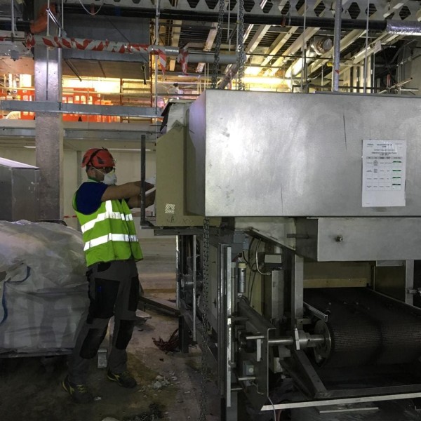 Demolizione parziale azienda farmaceutica - Macchinari obsoleti